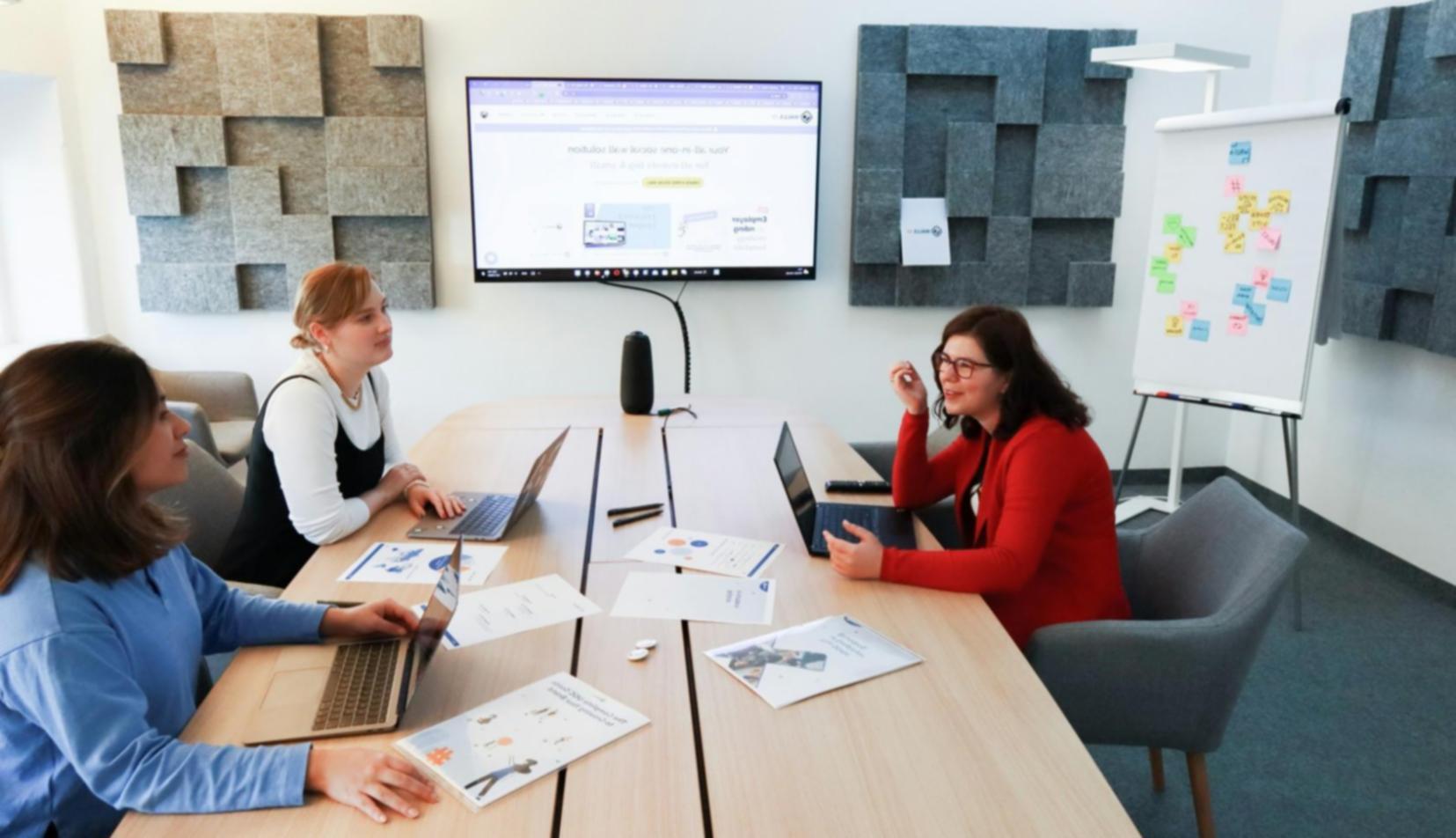 Professional financial workshop session with business owners learning analysis techniques
